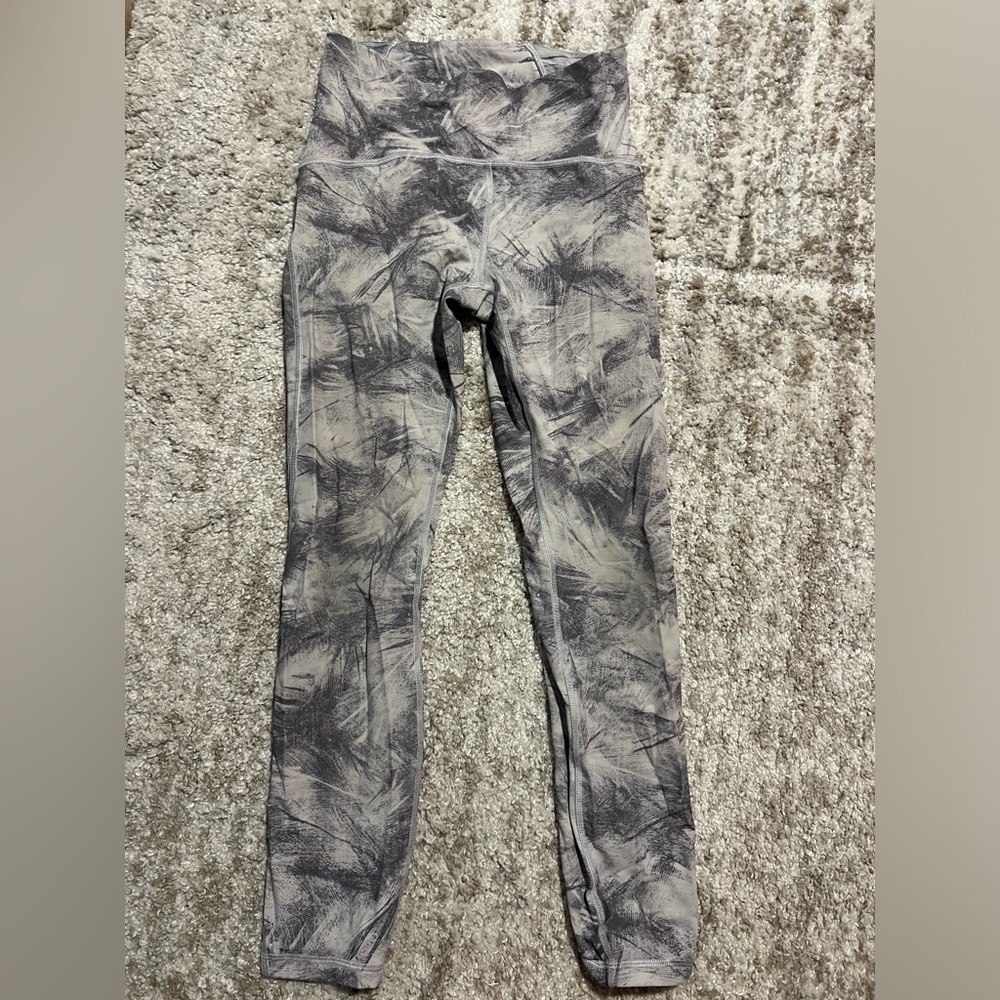 Lululemon Train Times 25” size 6 white/grey pattern